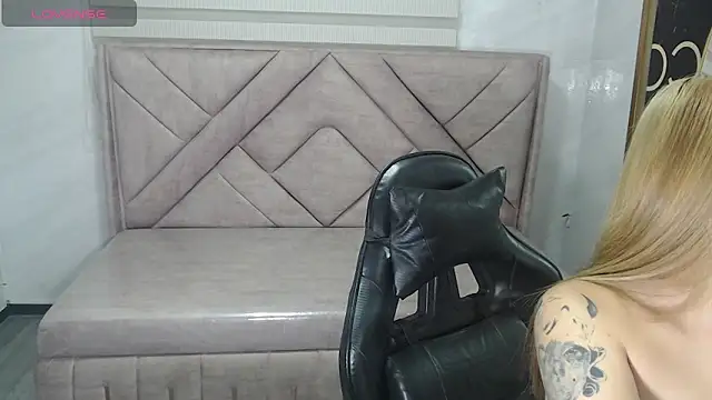 Snapshot of Scarlet_Queen_v chatting on 06-18-26, 12:42 Scarlet Queen v online show from 06-18-26, 12:42