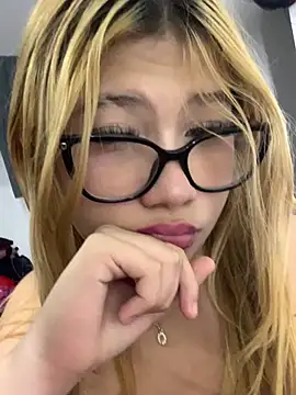 Snapshot of zury_cute1 chatting on 06-05-26, 06:52 zury cute1 online show from 06-05-26, 06:52