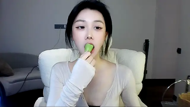 Snapshot of SylvieMaya chatting on 06-28-26, 05:30 SylvieMaya online show from 06-28-26, 05:30