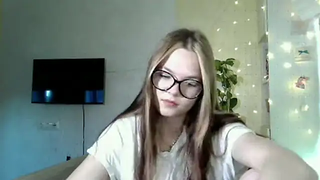 Snapshot of AvrilGillig chatting on 06-18-26, 01:04 AvrilGillig online show from 06-18-26, 01:04