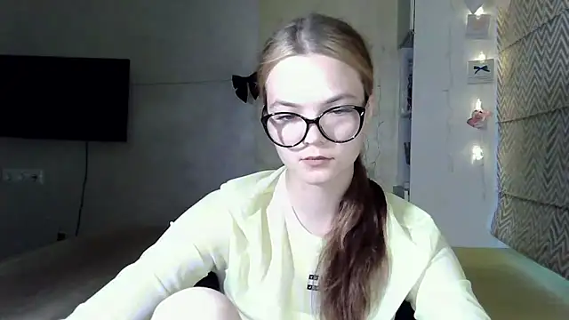 Snapshot of AvrilGillig chatting on 06-23-26, 04:16 AvrilGillig online show from 06-23-26, 04:16