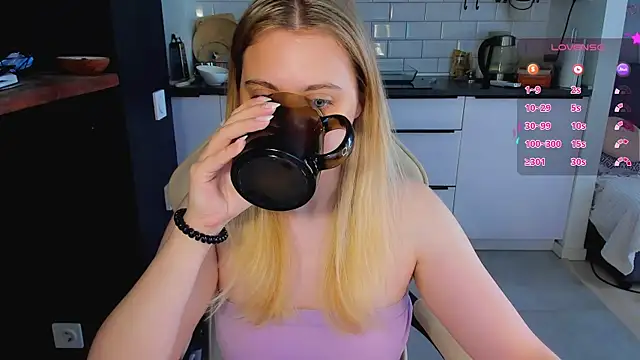 Snapshot of blonde_kellyy chatting on 06-20-26, 04:04 blonde kellyy online show from 06-20-26, 04:04