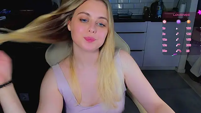 Snapshot of blonde_kellyy chatting on 06-21-26, 12:02 blonde kellyy online show from 06-21-26, 12:02