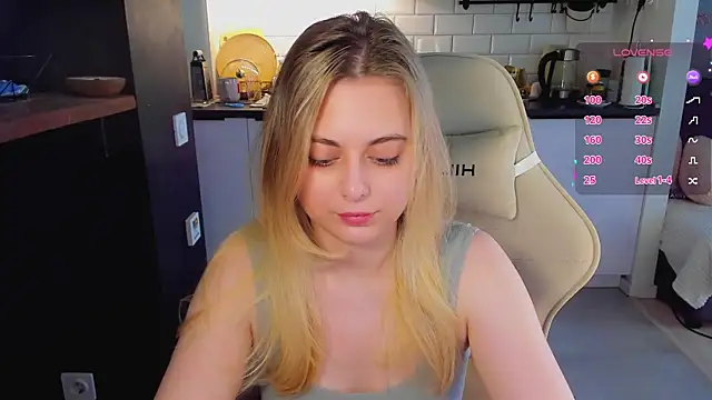 Snapshot of blonde_kellyy chatting on 06-23-26, 03:37 blonde kellyy online show from 06-23-26, 03:37