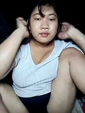 Snapshot of Emelyzz chatting on 06-19-26, 04:33 Emelyzz online show from 06-19-26, 04:33