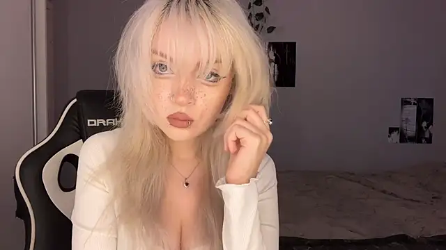 Velvets Vixens01 online show from 06-18-26, 05:50