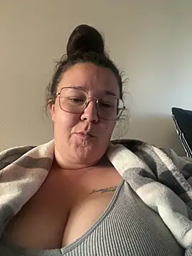 Snapshot of curvymayaxo chatting on 06-10-26, 06:51 curvymayaxo online show from 06-10-26, 06:51