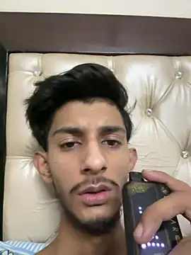 Snapshot of ronnnnn718 chatting on 06-19-26, 01:48 ronnnnn718 online show from 06-19-26, 01:48