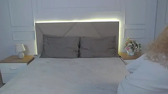 Snapshot of MiaVelmont chatting on 07-12-26, 11:01 MiaVelmont online show from 07-12-26, 11:01