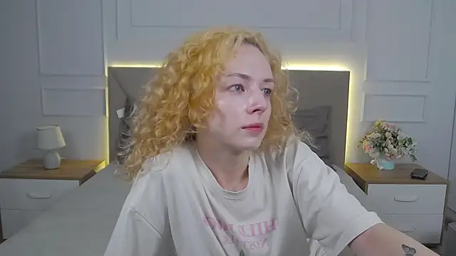 Snapshot of MiaVelmont chatting on 07-16-26, 11:05 MiaVelmont online show from 07-16-26, 11:05