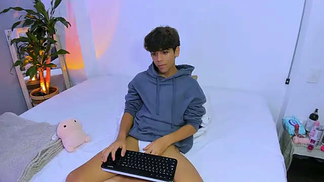 Snapshot of Samy_Twink chatting on 06-25-26, 03:06 Samy Twink online show from 06-25-26, 03:06