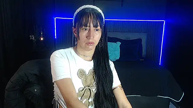 Snapshot of Sophia_w_ chatting on 06-22-26, 01:30 Sophia w online show from 06-22-26, 01:30
