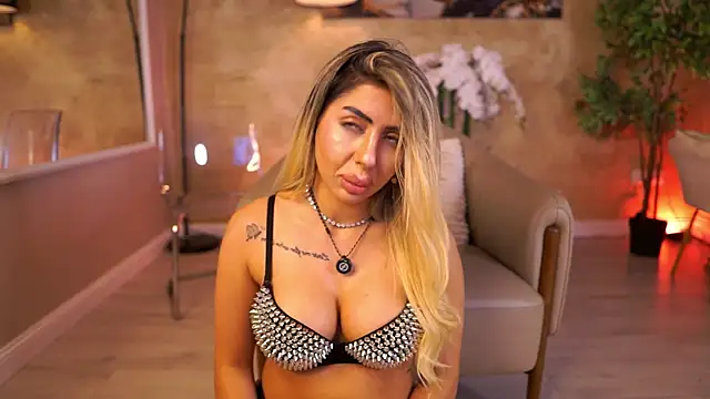Snapshot of LucyyRosse chatting on 06-20-26, 08:17 LucyyRosse online show from 06-20-26, 08:17