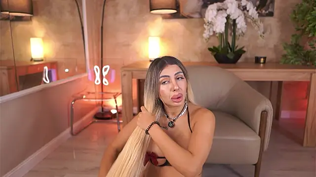Snapshot of LucyyRosse chatting on 07-13-26, 08:06 LucyyRosse online show from 07-13-26, 08:06