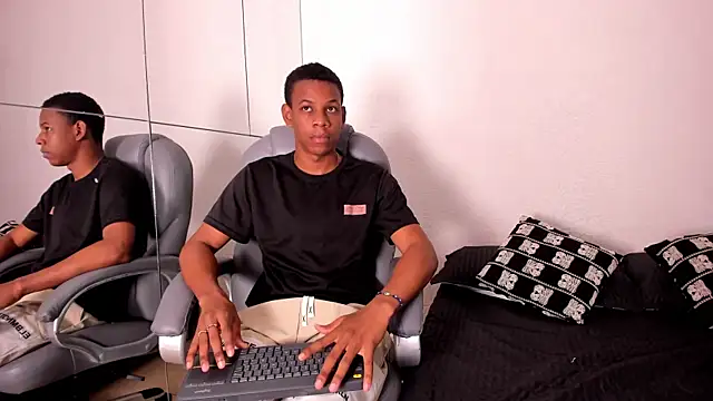 Snapshot of Jermon_Blake chatting on 06-18-26, 11:03 Jermon Blake online show from 06-18-26, 11:03