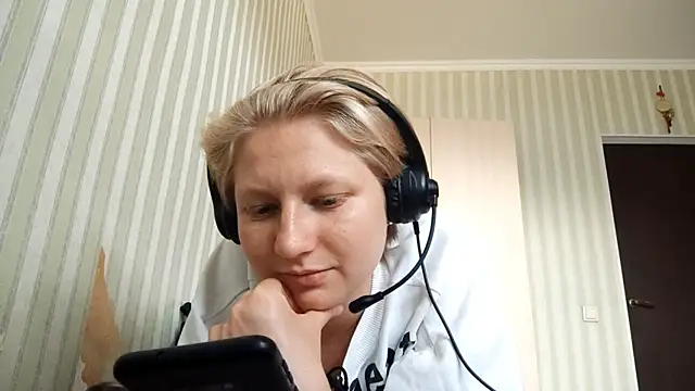Snapshot of JennyShortcut chatting on 06-18-26, 12:53 JennyShortcut online show from 06-18-26, 12:53