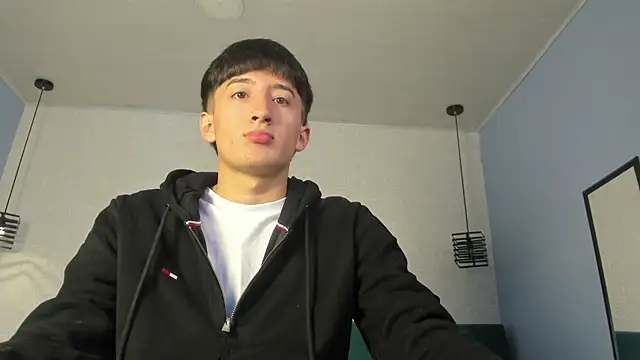 Snapshot of alejo_leon chatting on 06-19-26, 01:15 alejo leon online show from 06-19-26, 01:15