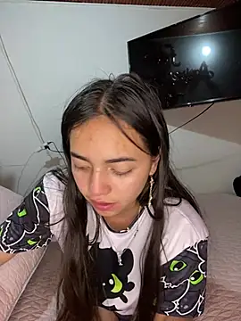 Julia valentina online show from 06-19-26, 03:00