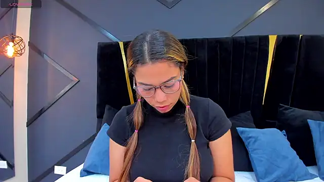Snapshot of esther_xo chatting on 07-01-26, 04:36 esther xo online show from 07-01-26, 04:36