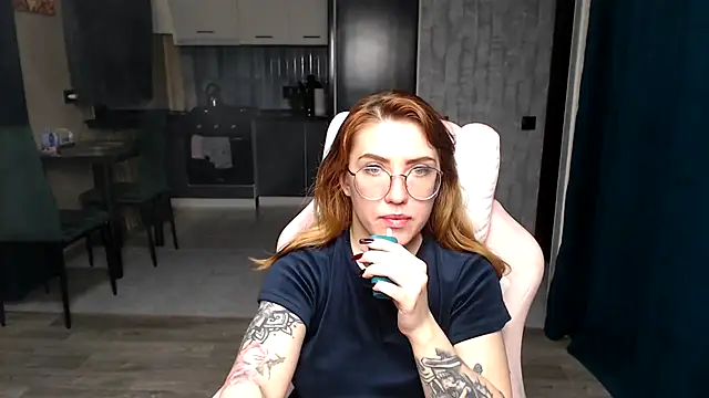 Reginasmilee online show from 11-17-25, 12:49