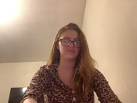 Snapshot of Redvelvetxx2 chatting on 06-26-26, 11:31 Redvelvetxx2 online show from 06-26-26, 11:31