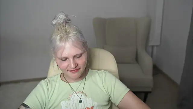 Snapshot of EstherFilteau chatting on 07-03-26, 11:49 EstherFilteau online show from 07-03-26, 11:49