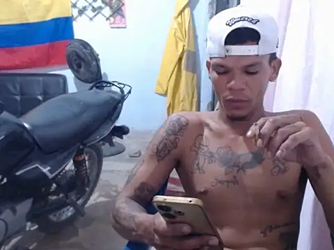 Snapshot of MASTER420TATTO chatting on 07-09-26, 07:23 MASTER420TATTO online show from 07-09-26, 07:23
