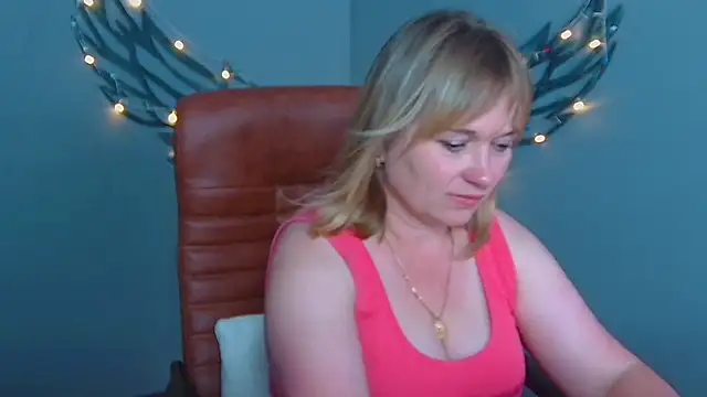 Snapshot of KiraSmiling chatting on 07-20-26, 10:39 KiraSmiling online show from 07-20-26, 10:39