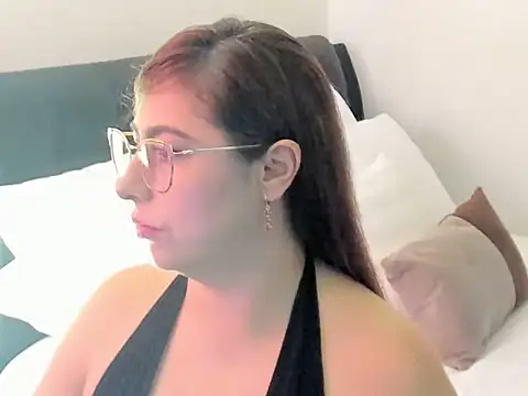 Snapshot of Emili_luxe chatting on 07-15-26, 07:19 Emili luxe online show from 07-15-26, 07:19