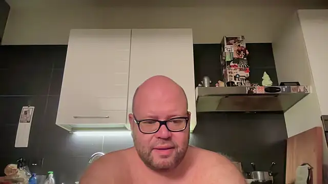 Snapshot of theitalianbear chatting on 09-12-25, 04:01 theitalianbear online show from 09-12-25, 04:01