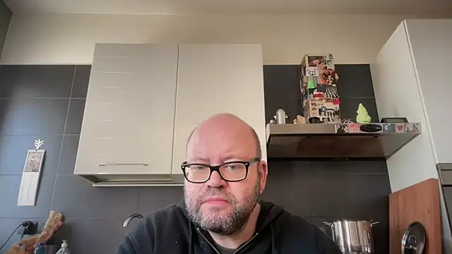 Snapshot of theitalianbear chatting on 10-10-25, 08:24 theitalianbear online show from 10-10-25, 08:24