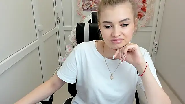 BrielleStorm online show from 08-06-26, 06:04