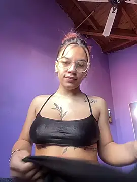 Snapshot of Miaperezz19 chatting on 08-07-26, 05:37 Miaperezz19 online show from 08-07-26, 05:37