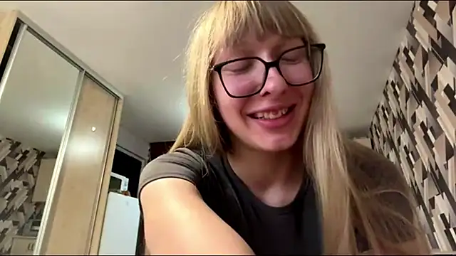 Snapshot of GoldenFrames chatting on 08-07-26, 04:09 GoldenFrames online show from 08-07-26, 04:09