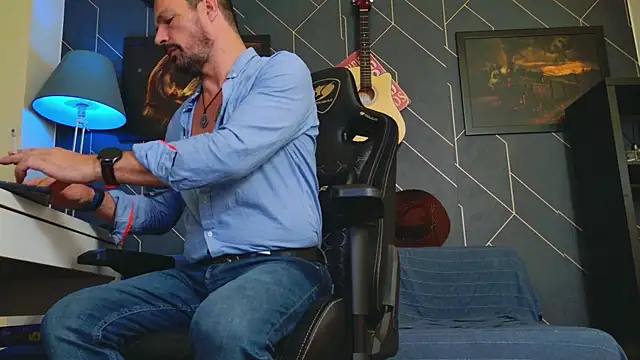 ChrisKox online show from 10-22-25, 03:51