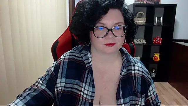 Snapshot of MissTroublle chatting on 01-28-25, 10:45 MissTroublle online show from 01-28-25, 10:45