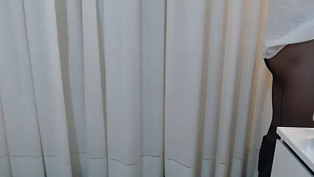 Snapshot of Chic_desire chatting on 09-27-25, 10:48 Chic desire online show from 09-27-25, 10:48