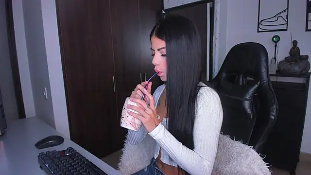 Snapshot of Lisegg_ chatting on 02-11-25, 11:32 Lisegg online show from 02-11-25, 11:32