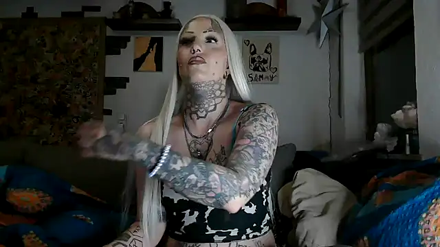 Snapshot of RoxxyInk chatting on 06-15-26, 09:17 RoxxyInk online show from 06-15-26, 09:17