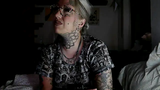 Snapshot of RoxxyInk chatting on 07-19-26, 01:53 RoxxyInk online show from 07-19-26, 01:53