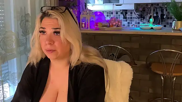 Snapshot of Monageil chatting on 02-18-25, 11:22 Monageil online show from 02-18-25, 11:22