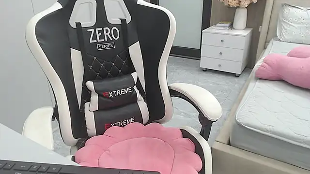 Snapshot of Hanako_love chatting on 11-09-25, 03:54 Hanako love online show from 11-09-25, 03:54