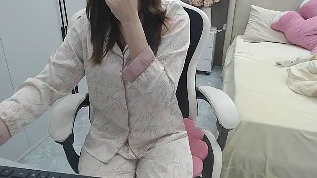 Snapshot of Hanako_love chatting on 12-01-25, 11:43 Hanako love online show from 12-01-25, 11:43