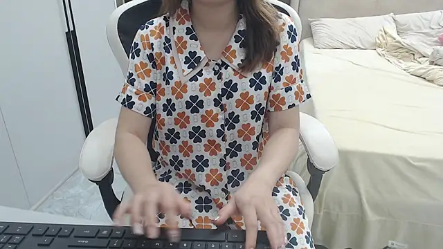 Snapshot of Hanako_love chatting on 12-02-25, 03:40 Hanako love online show from 12-02-25, 03:40