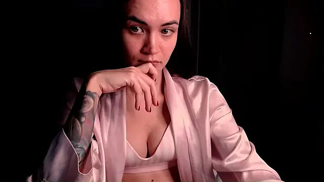 Snapshot of EvelynGG chatting on 10-28-25, 05:48 EvelynGG online show from 10-28-25, 05:48