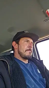 Snapshot of UncutHammer69 chatting on 03-20-25, 06:31 UncutHammer69 online show from 03-20-25, 06:31