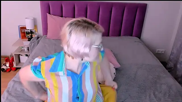 Snapshot of sabrinamacmarren chatting on 12-05-25, 06:04 sabrinamacmarren online show from 12-05-25, 06:04