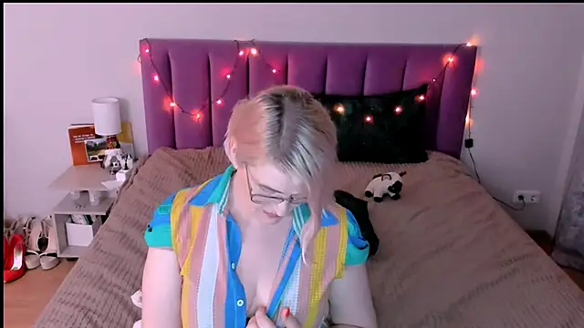 Snapshot of sabrinamacmarren chatting on 12-13-25, 07:53 sabrinamacmarren online show from 12-13-25, 07:53