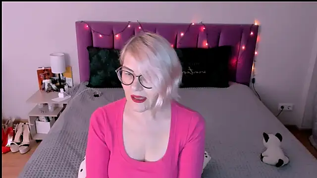 Snapshot of sabrinamacmarren chatting on 12-15-25, 01:37 sabrinamacmarren online show from 12-15-25, 01:37