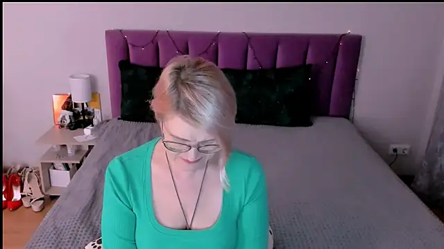 sabrinamacmarren online show from 12-19-25, 02:46